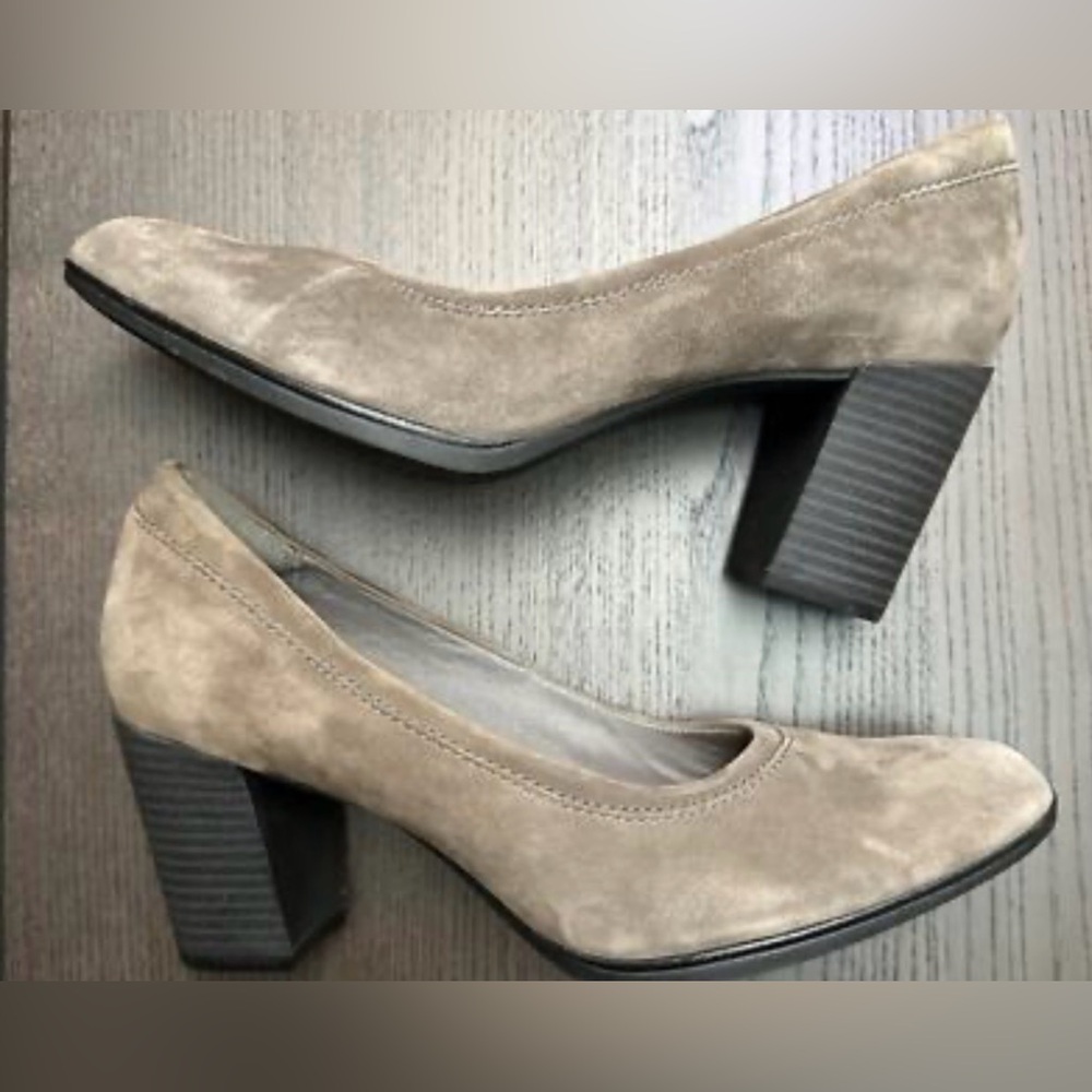Clarks Taupe Suede Block Heel Pumps size 8.5 NWOB